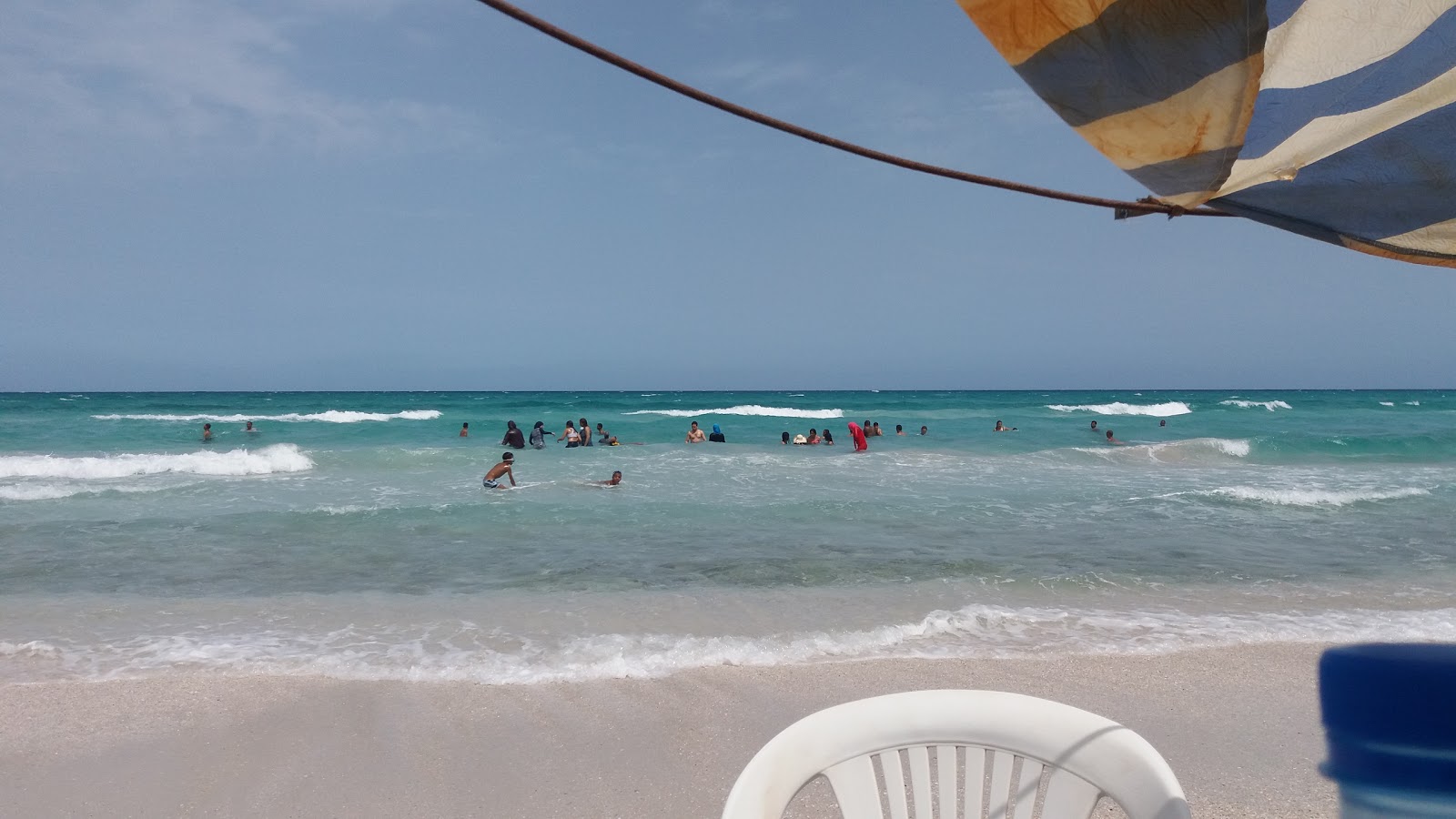 Fotografie cu El Aaliya plage cu o suprafață de apa turcoaz