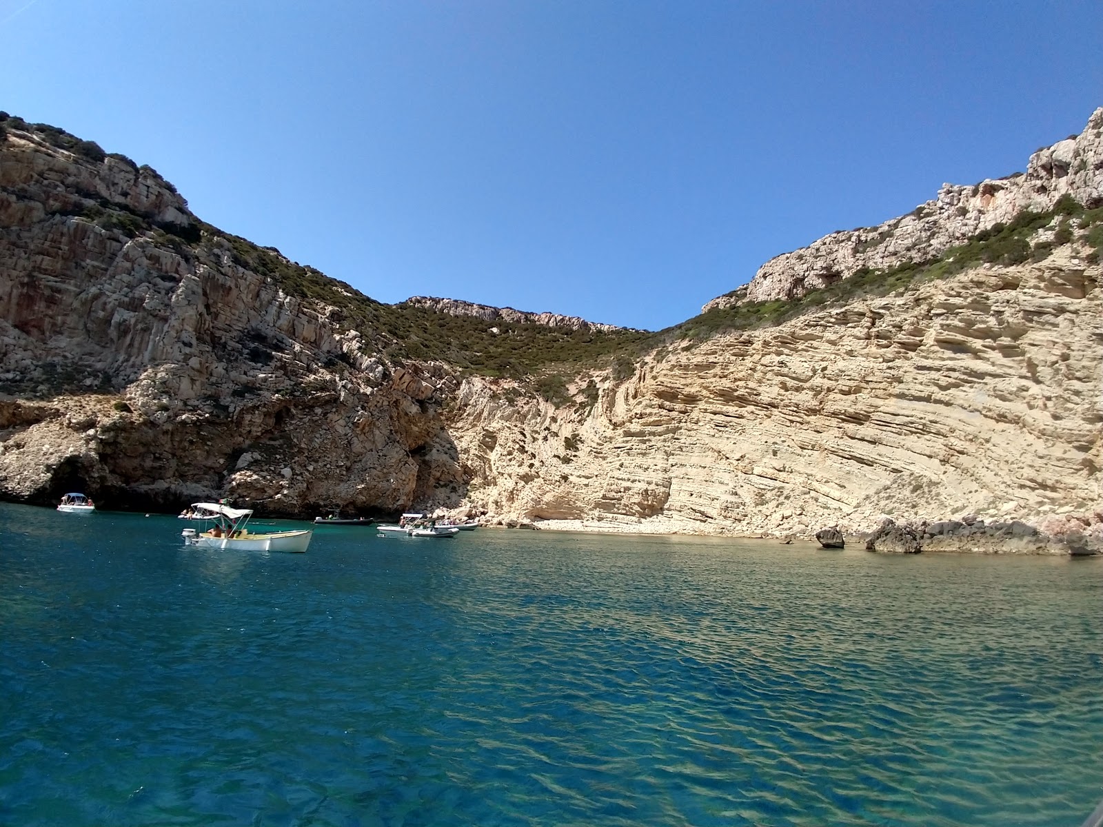 Foto di Cala d'Inferno con una superficie del acqua cristallina