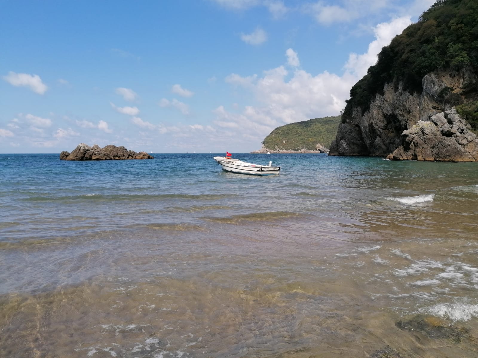 Pilavkum Beach的照片 带有碧绿色纯水表面