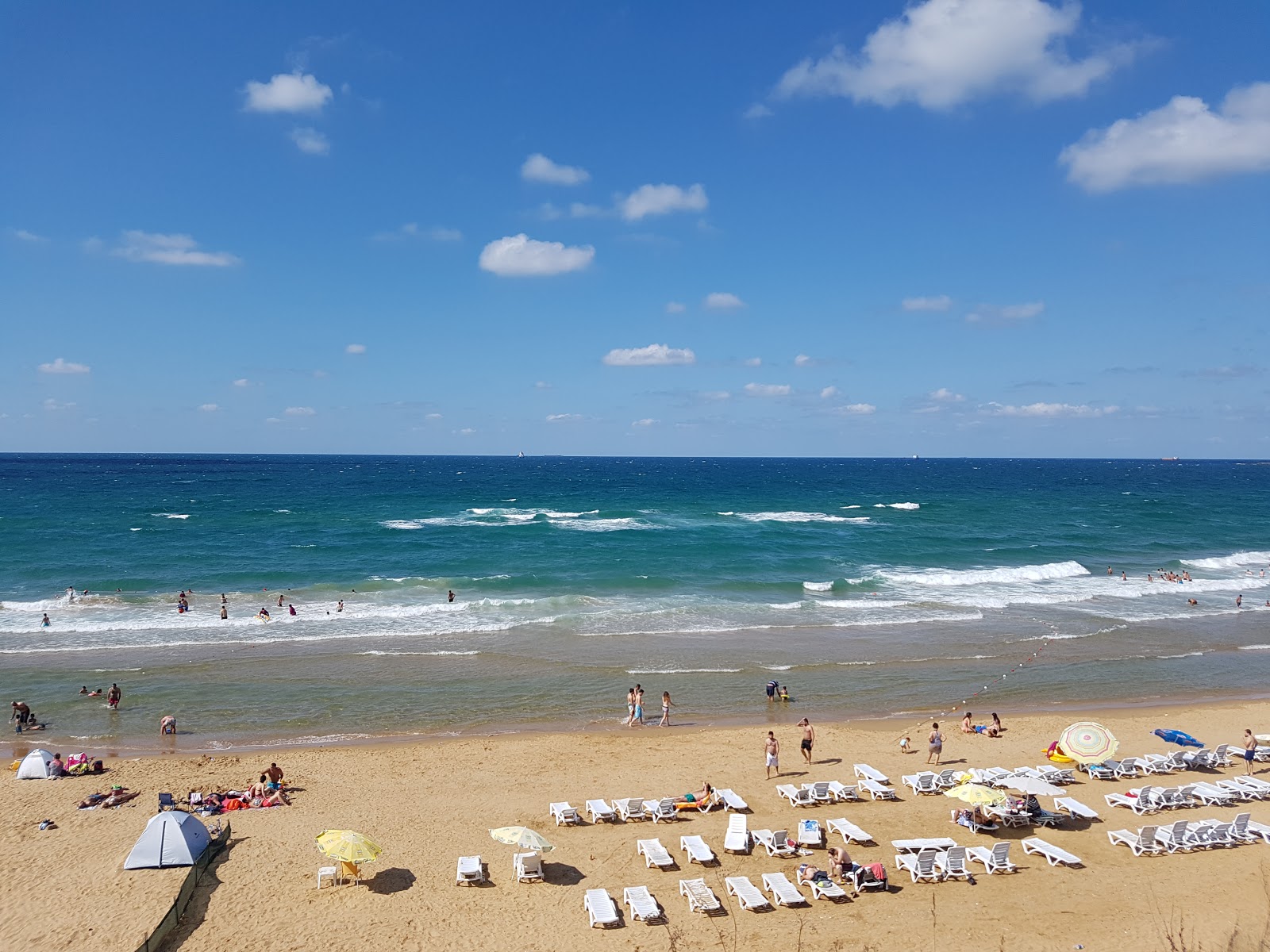 Foto von Burc beach mit heller sand Oberfläche