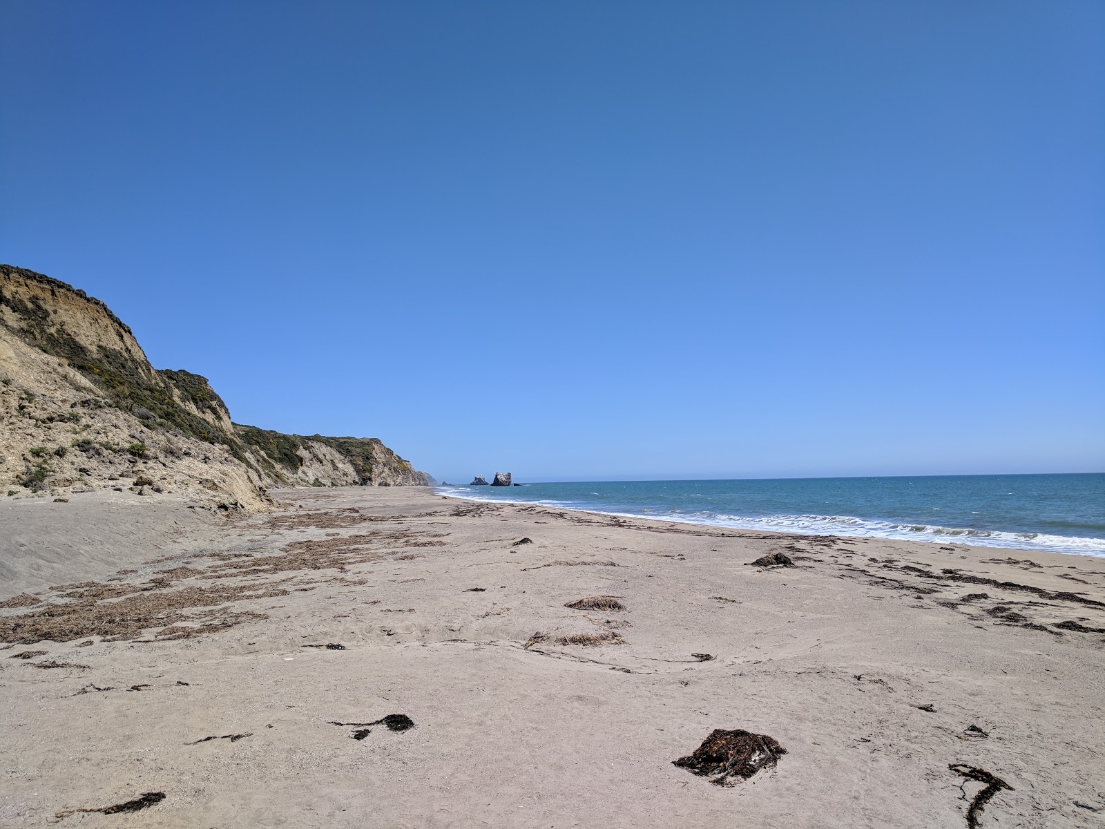 Fotografija Kelham Beach z svetel pesek površino