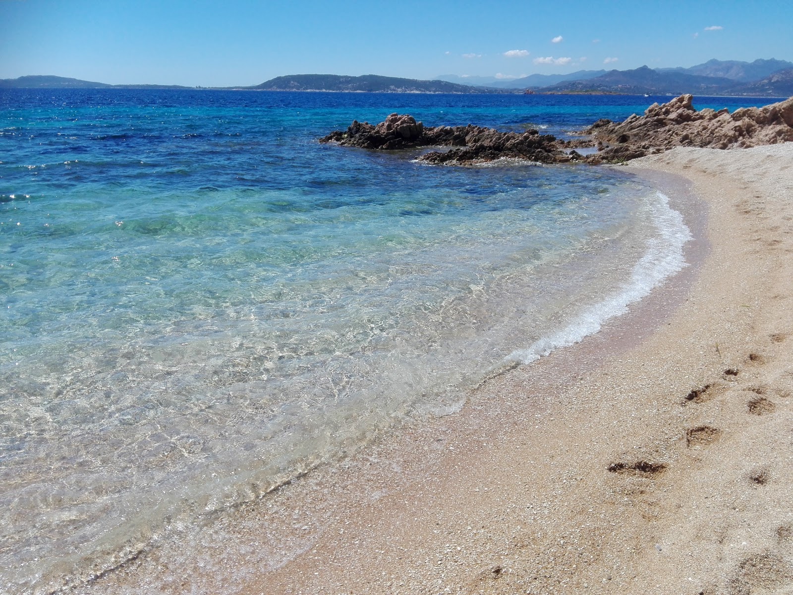 Foto di Spiaggia dell'isola dei Topi con una superficie del acqua cristallina
