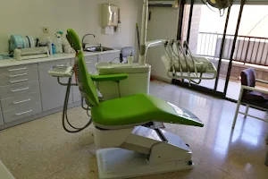 Dentista. Dr Manuel Martínez Calixto image