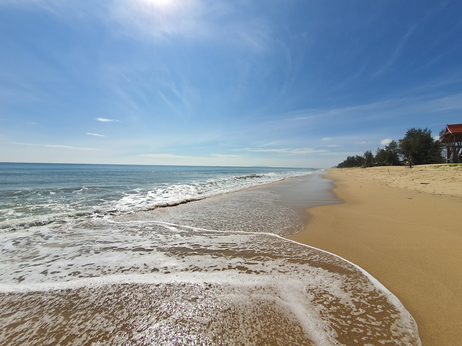 Valokuva Batu Buruk Beachista. pinnalla kirkas hiekka:n kanssa