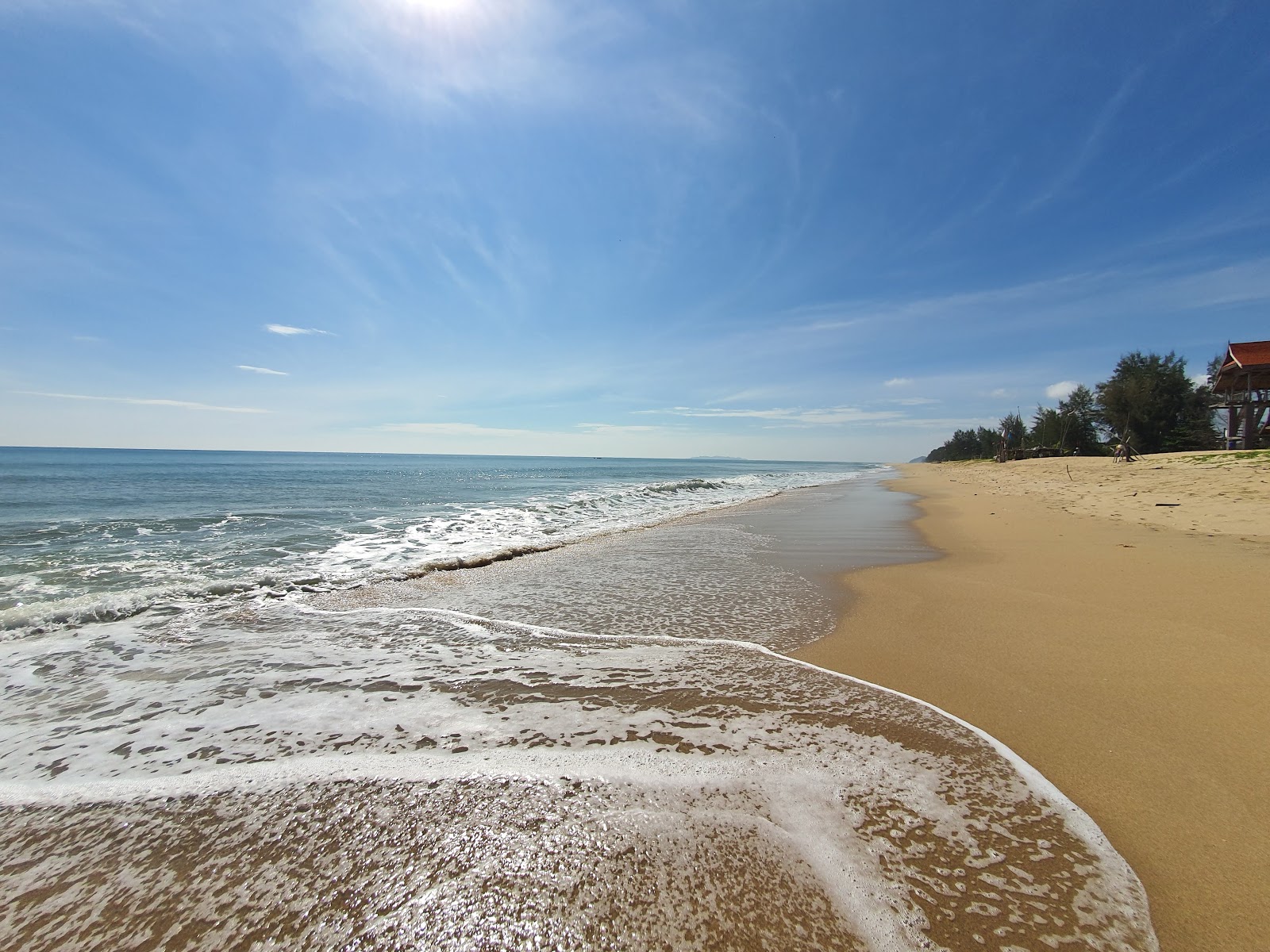 Batu Buruk Beach的照片 带有米色沙子表面