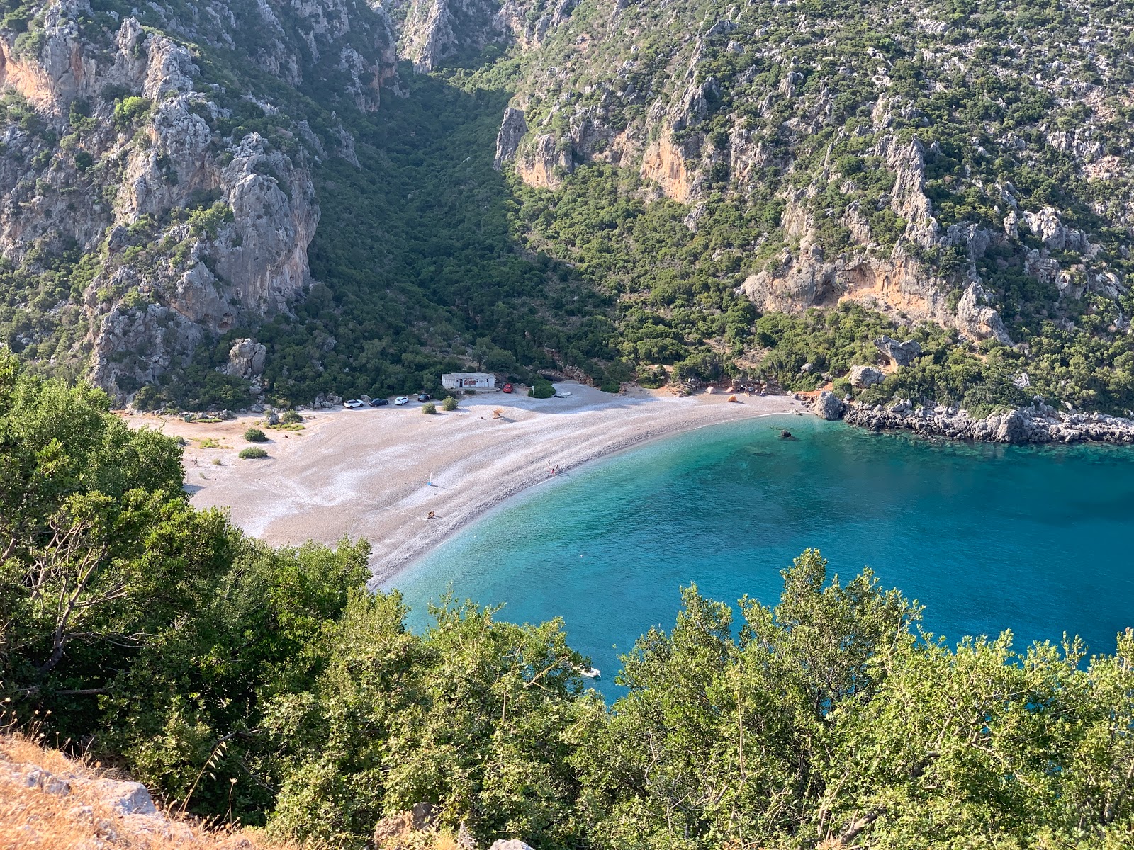 Foto van Vlychada beach met grijze kiezel oppervlakte