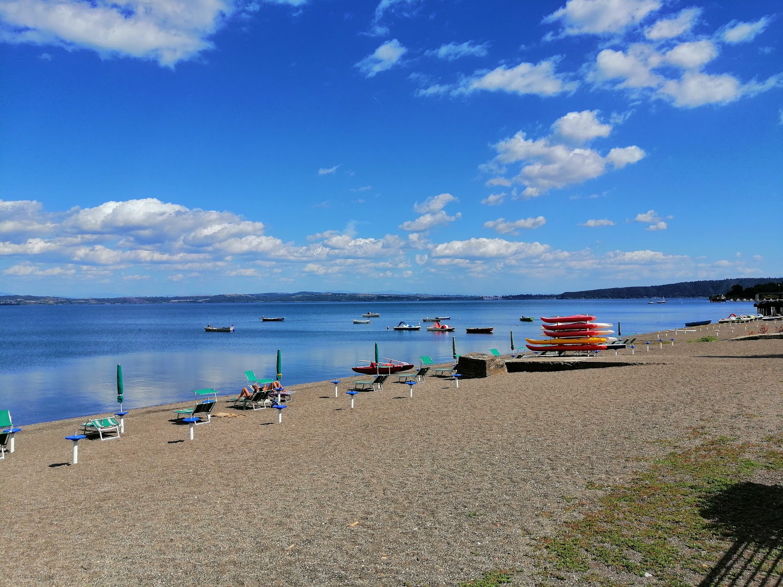 Spiaggia de Lungolago的照片 带有碧绿色纯水表面
