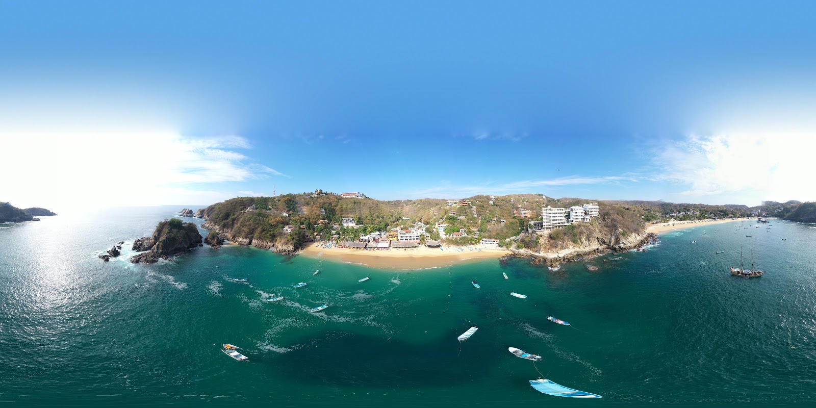 Foto de Playa Panteón rodeado de montañas