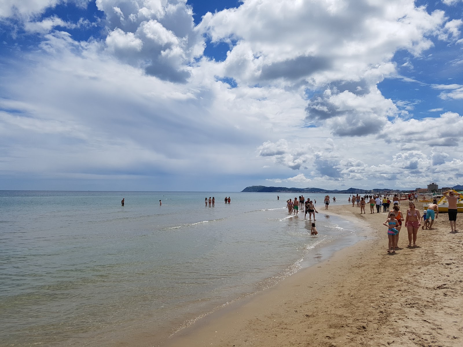 Riccione beach的照片 带有碧绿色水表面