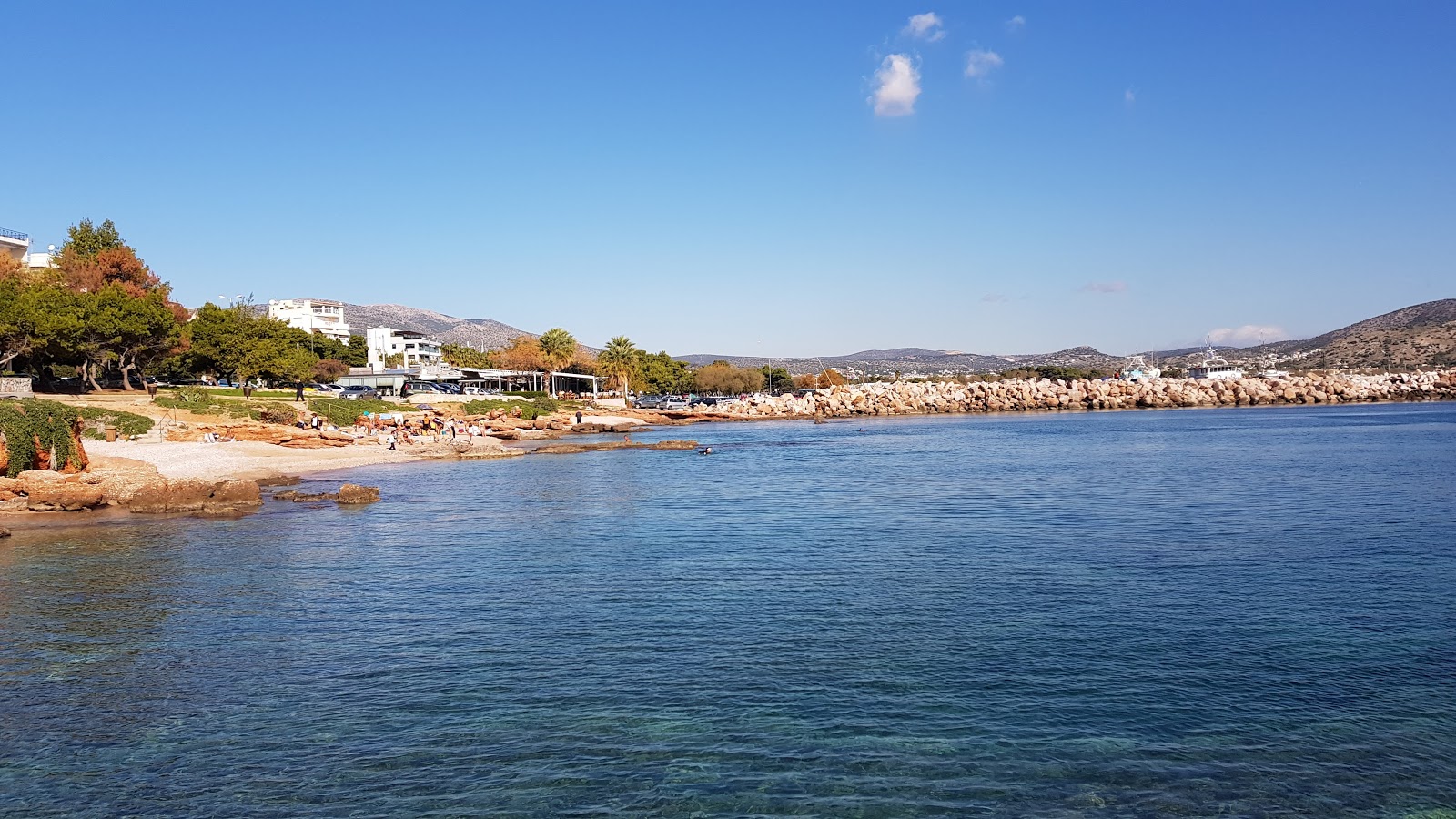 Foto von Varkiza harbours mit brauner sand Oberfläche