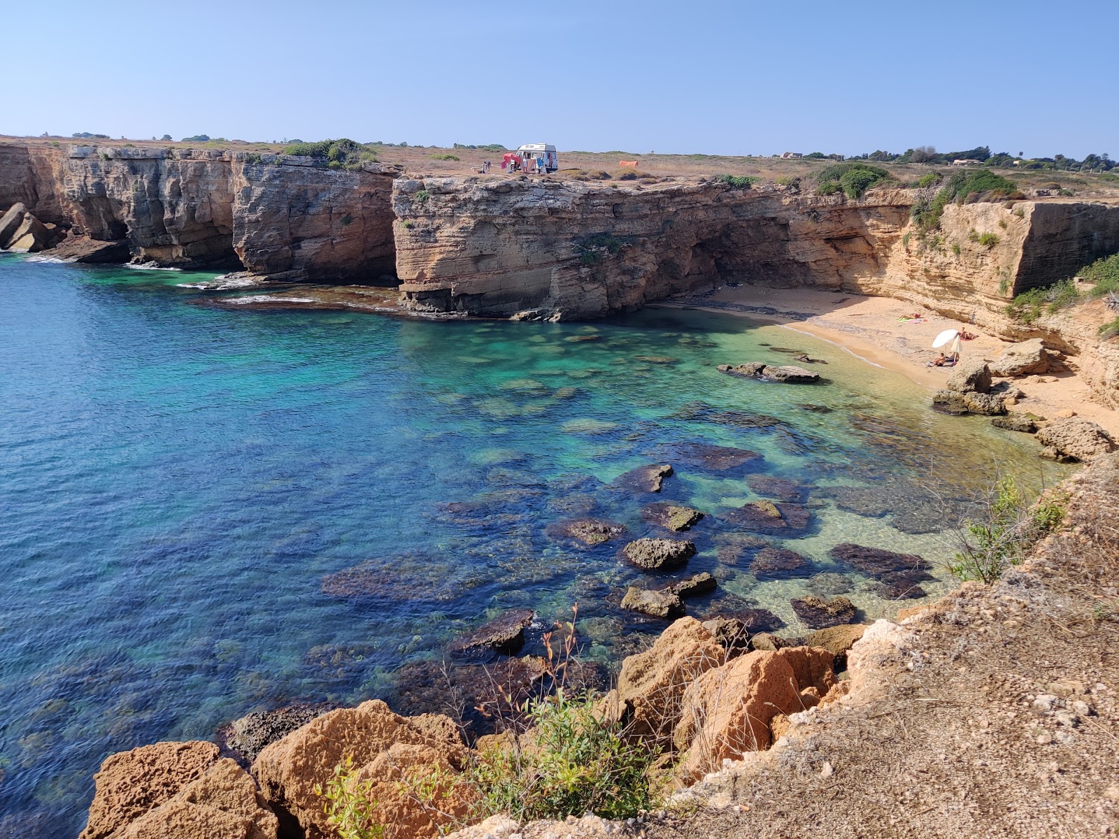 Foto di Spiaggia Massolivieri con una superficie del sabbia marrone e rocce