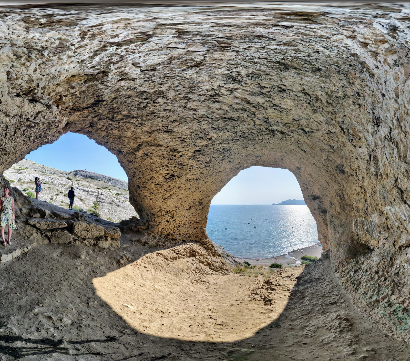 Olimp Beach'in fotoğrafı uçurumlarla desteklenmiş
