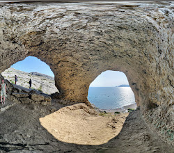Olimp Beach'in fotoğrafı uçurumlarla desteklenmiş