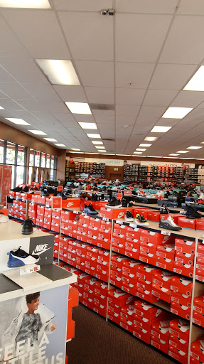 Shoe Store «Famous Footwear», reviews and photos, 2810 W Monte Vista Ave, Turlock, CA 95380, USA