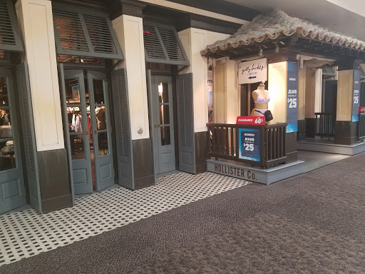 Hollister Co., 3401 Dale Rd #519, Modesto, CA 95356, USA, 