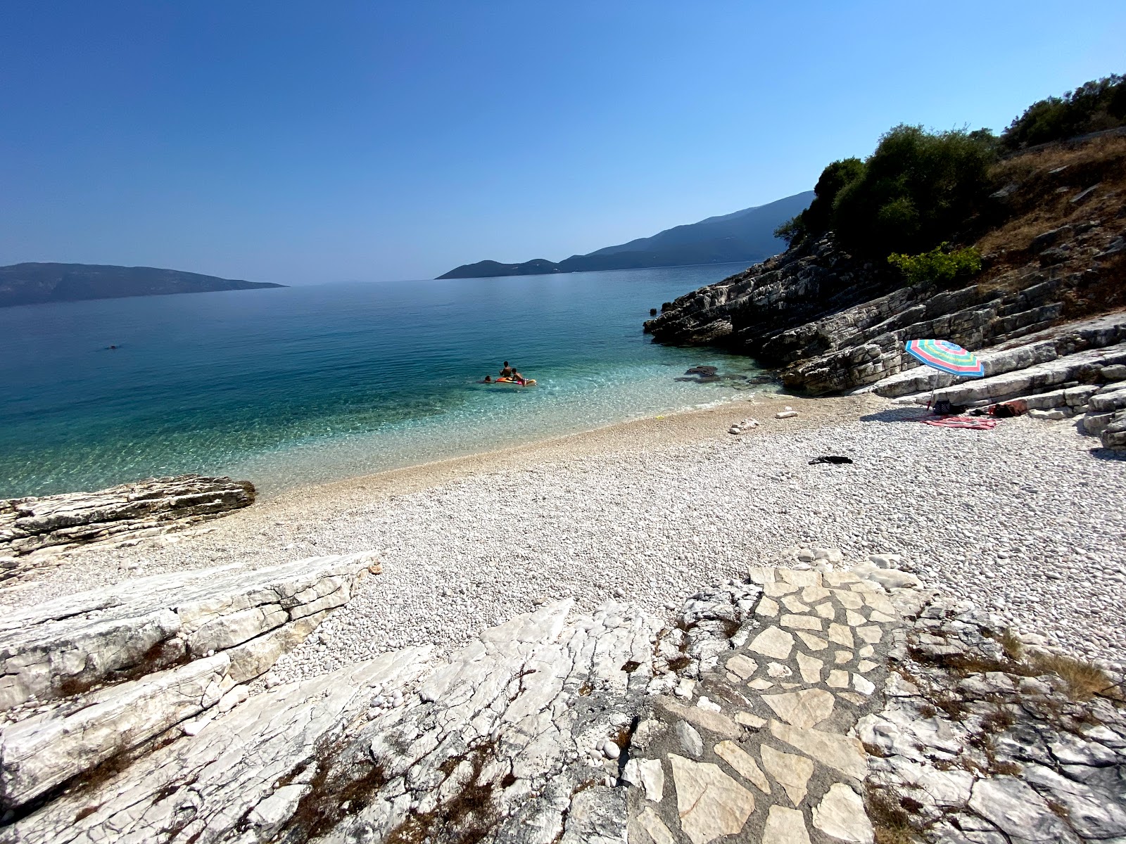 Foto van Nici beach met turquoise puur water oppervlakte