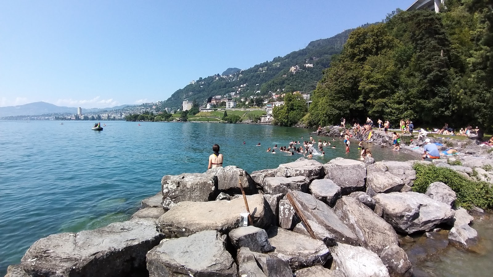 Plage du Chateau de Chillon'in fotoğrafı düz bir kıyı şeridi ile birlikte