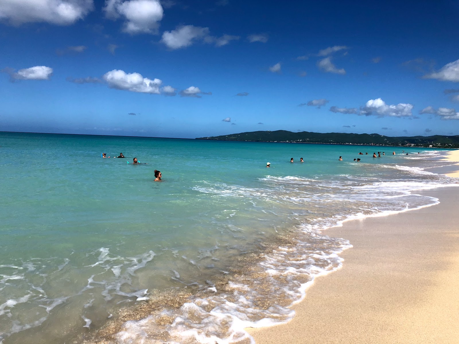 Foto di Sandy Point beach con una superficie del sabbia fine e luminosa