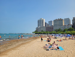 Foto von Oak Street Beach mit geräumige küstenlinie