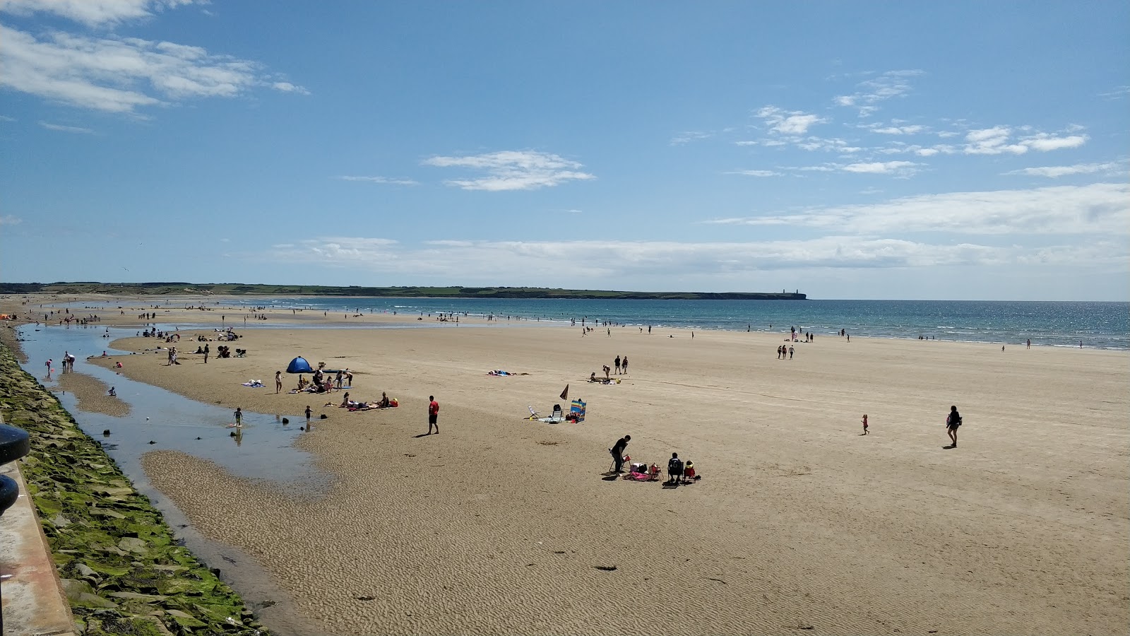 Foto van Tramore Beach met zand met kiezelstenen oppervlakte