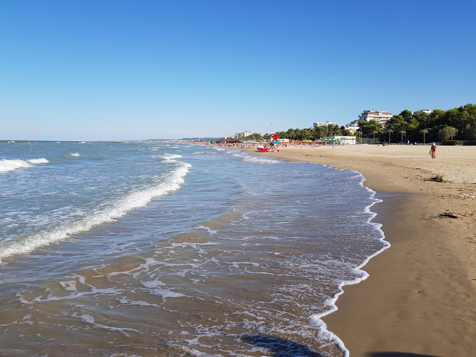 Spiaggia Montesilvano的照片 带有碧绿色水表面