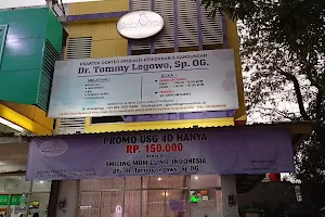 Smiling Mom Clinic Indonesia by dr. Tommy Legowo Budiman, Sp.OG. image