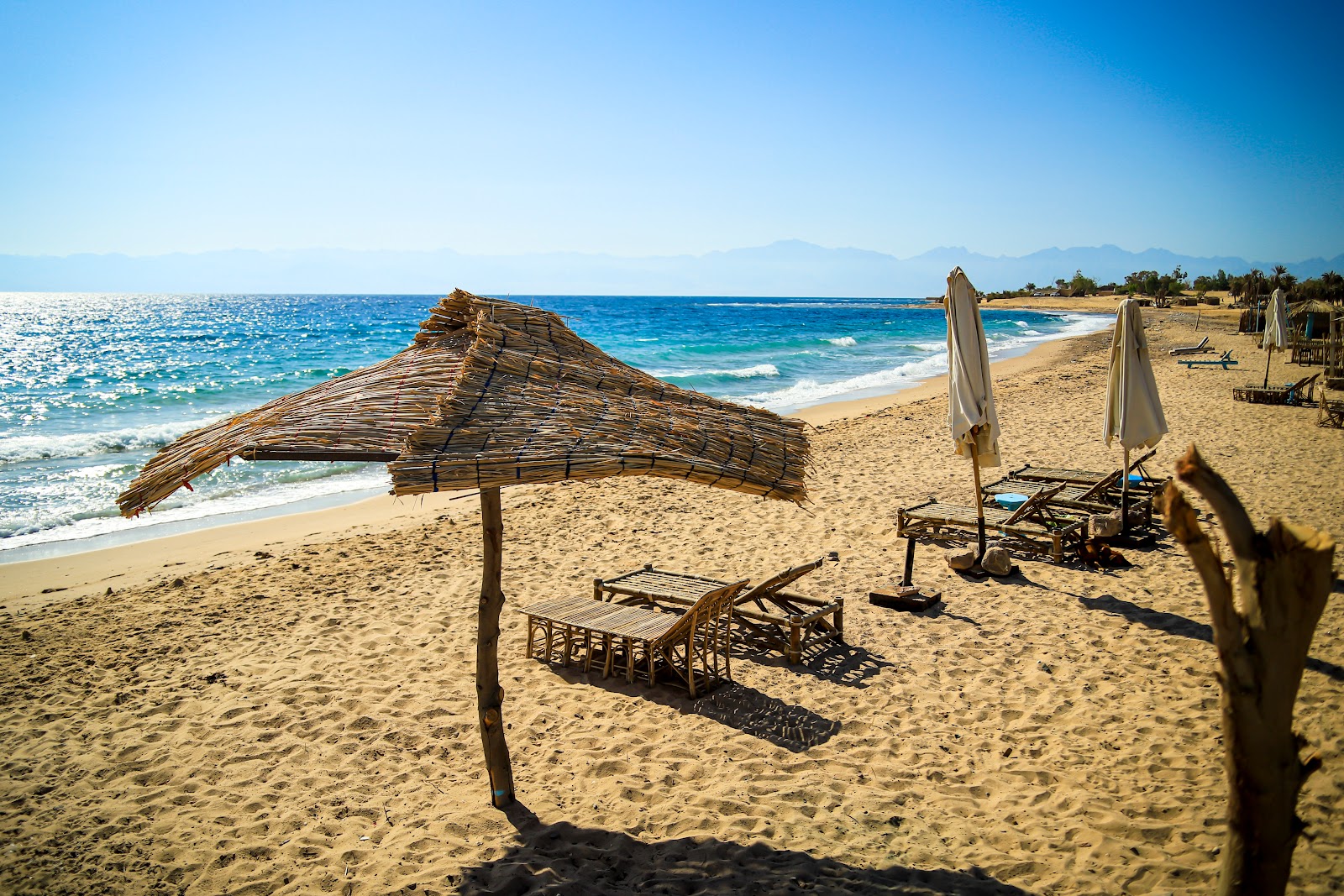 Fotografija Nuweiba Club Resort z svetel pesek površino
