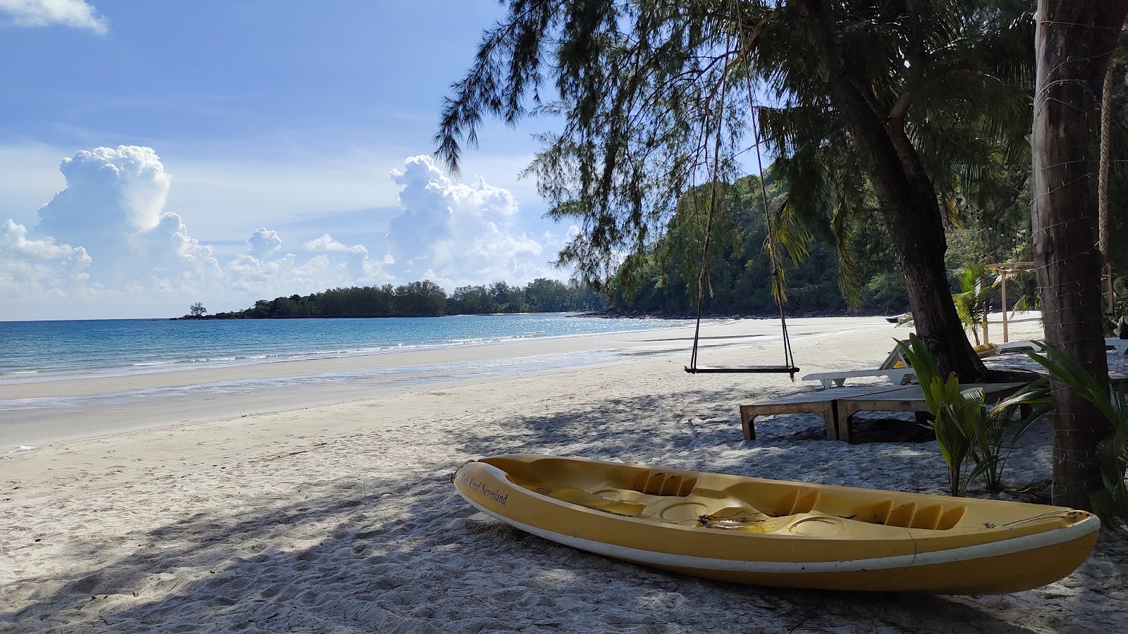 Photo de Ao Jark bay Beach avec l'eau cristalline de surface