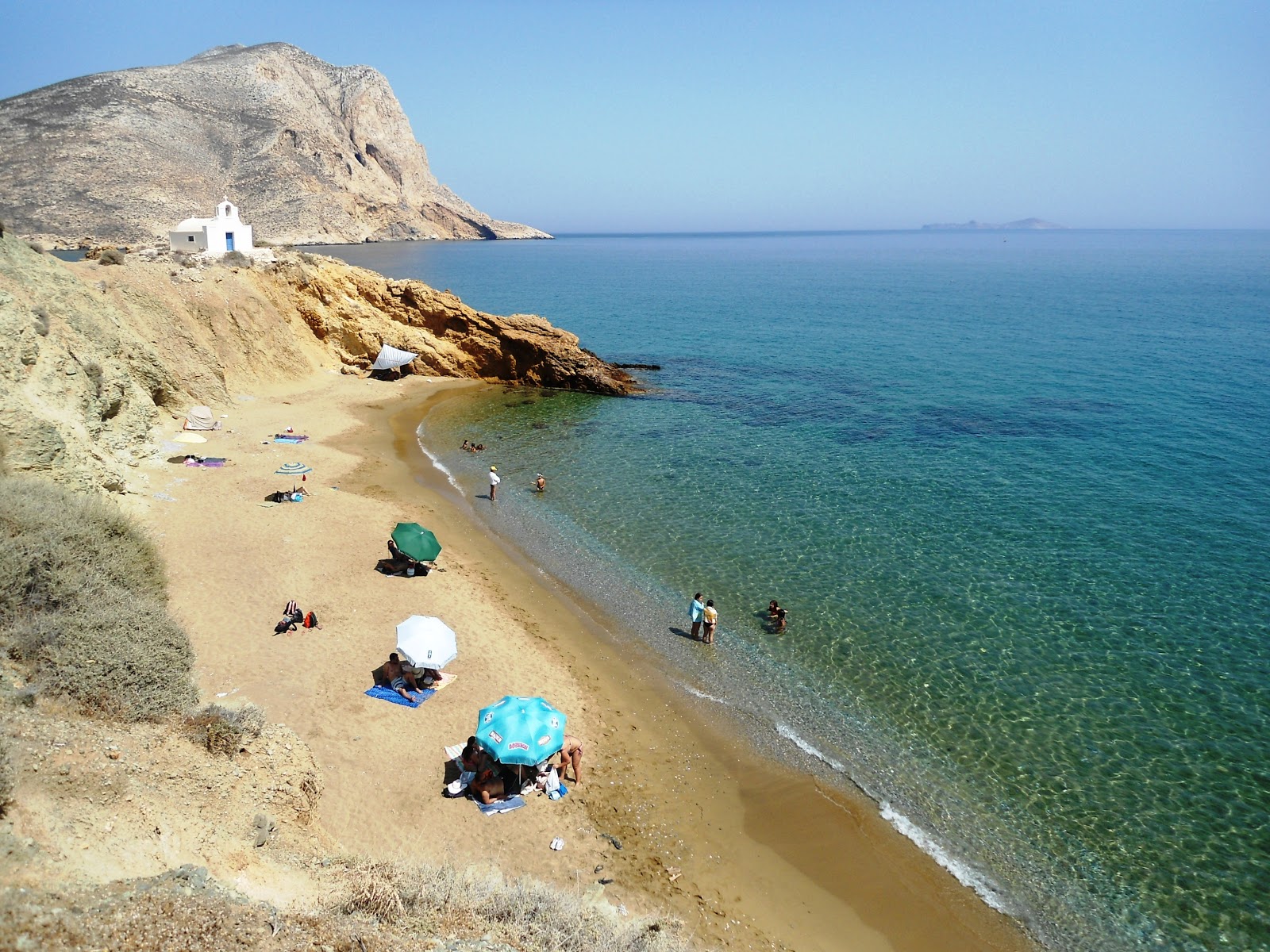 Foto de Agios Anargyroi com areia brilhante superfície