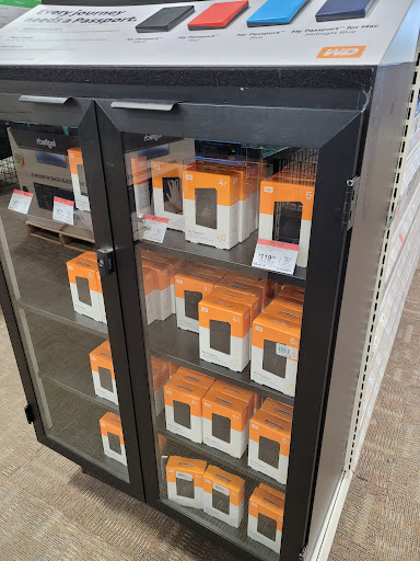 Electronics Store «Micro Center», reviews and photos, 32800 Concord Dr, Madison Heights, MI 48071, USA