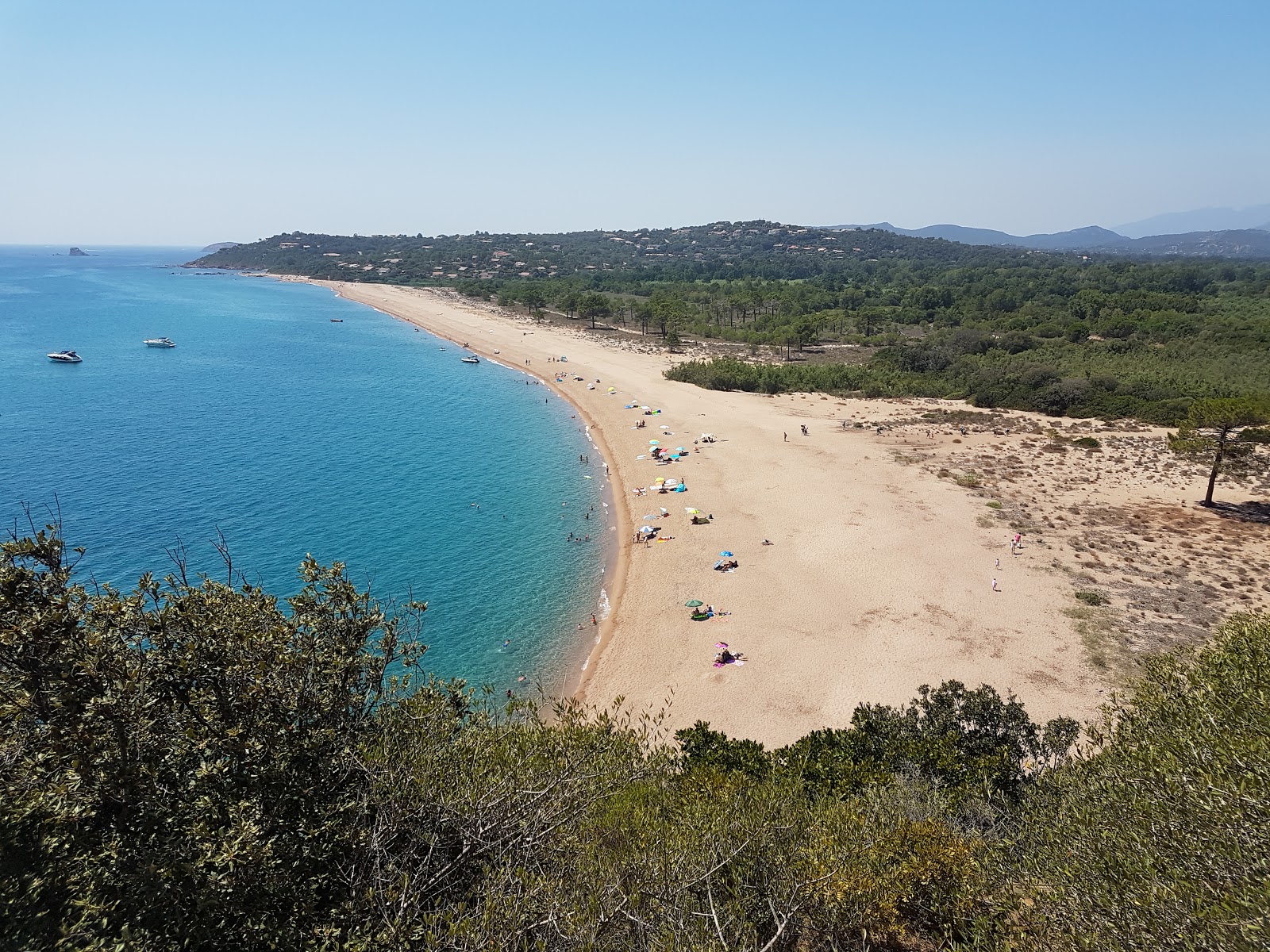 Valokuva Plage de L'Ovu Santuista. pinnalla kirkas hiekka:n kanssa