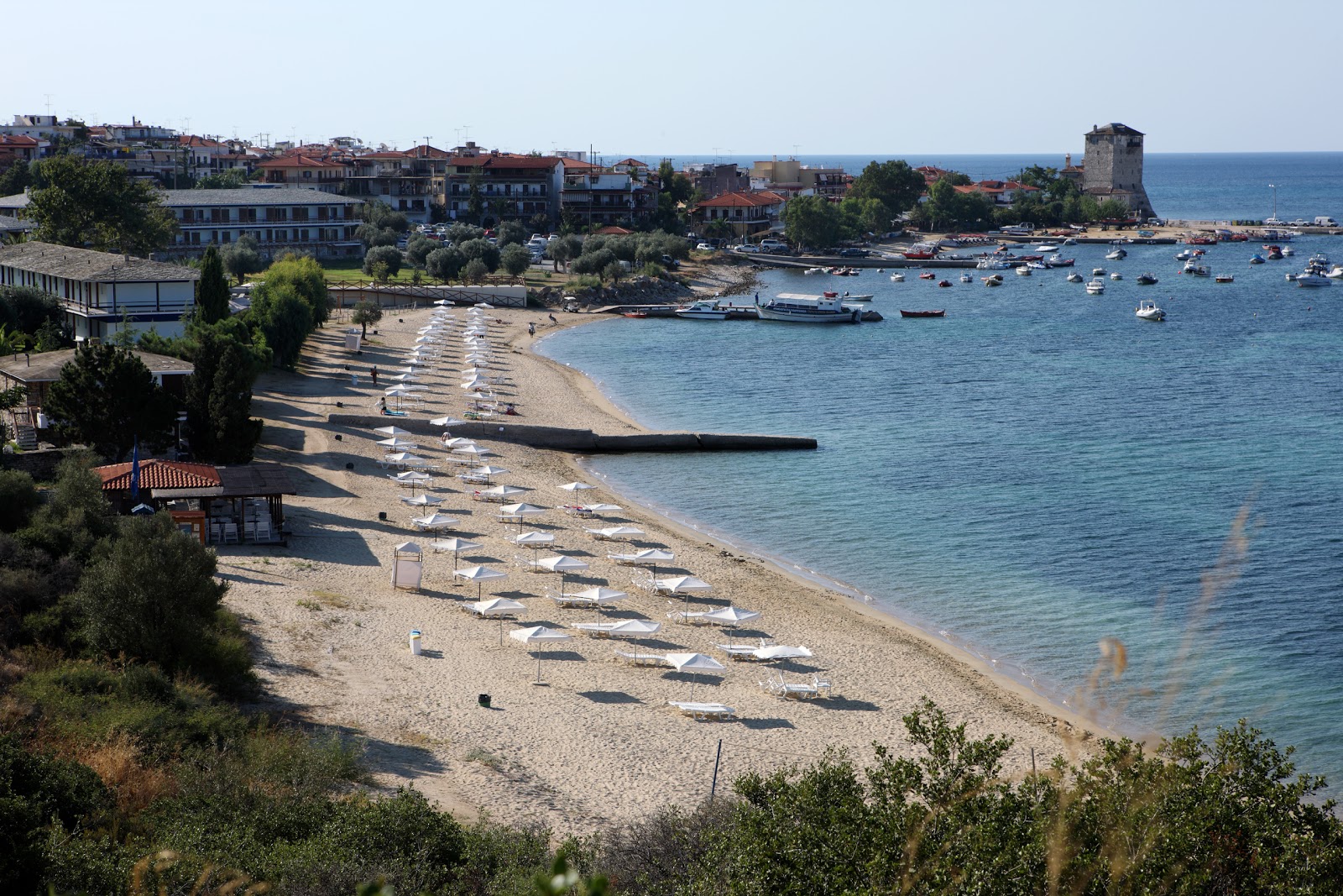 Foto de Paralia Ouranoupoli com água cristalina superfície