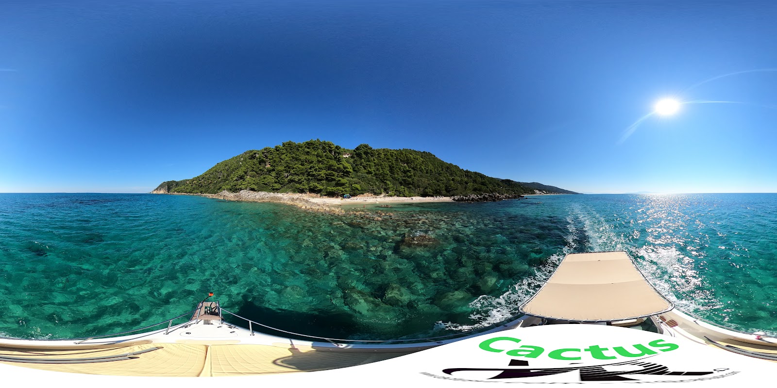 Foto von Limanakia Beach von Klippen umgeben
