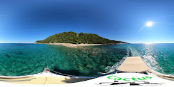 Foto von Limanakia Beach von Klippen umgeben
