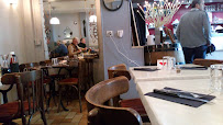 Atmosphère du Restaurant français Le Relais Des Broc's à Saint-Ouen-sur-Seine - n°3