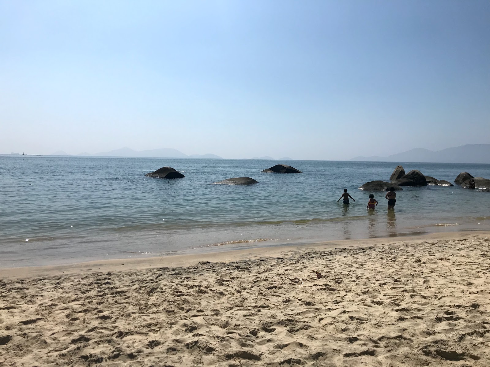 Foto von Praia de Santo Antonio umgeben von Bergen