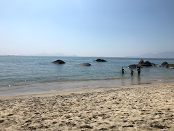 Foto von Praia de Santo Antonio umgeben von Bergen
