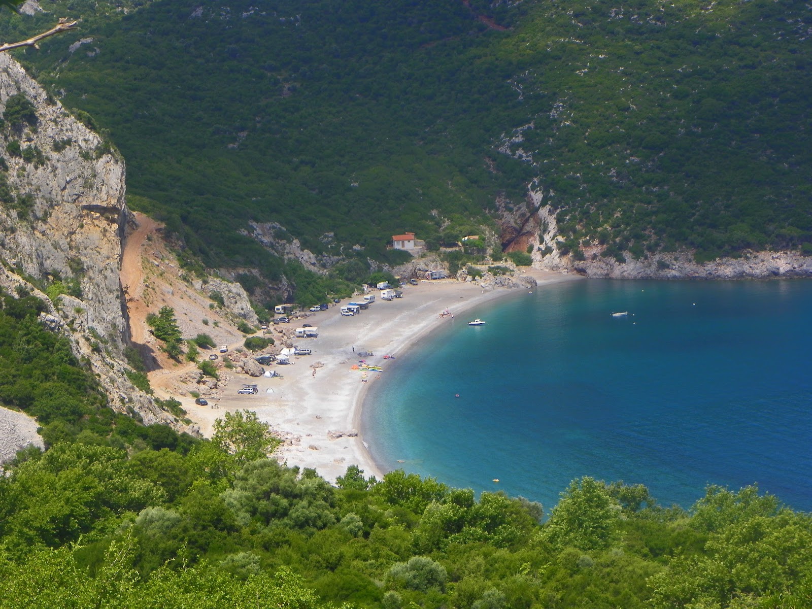 Foto van Tsilaros Strand en zijn prachtige landschap