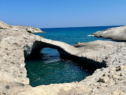 Zdjęcie Kapros Beach otoczony górami
