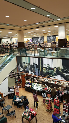 Book Store «Barnes and Noble», reviews and photos, 2500 N Mayfair Rd, Milwaukee, WI 53226, USA