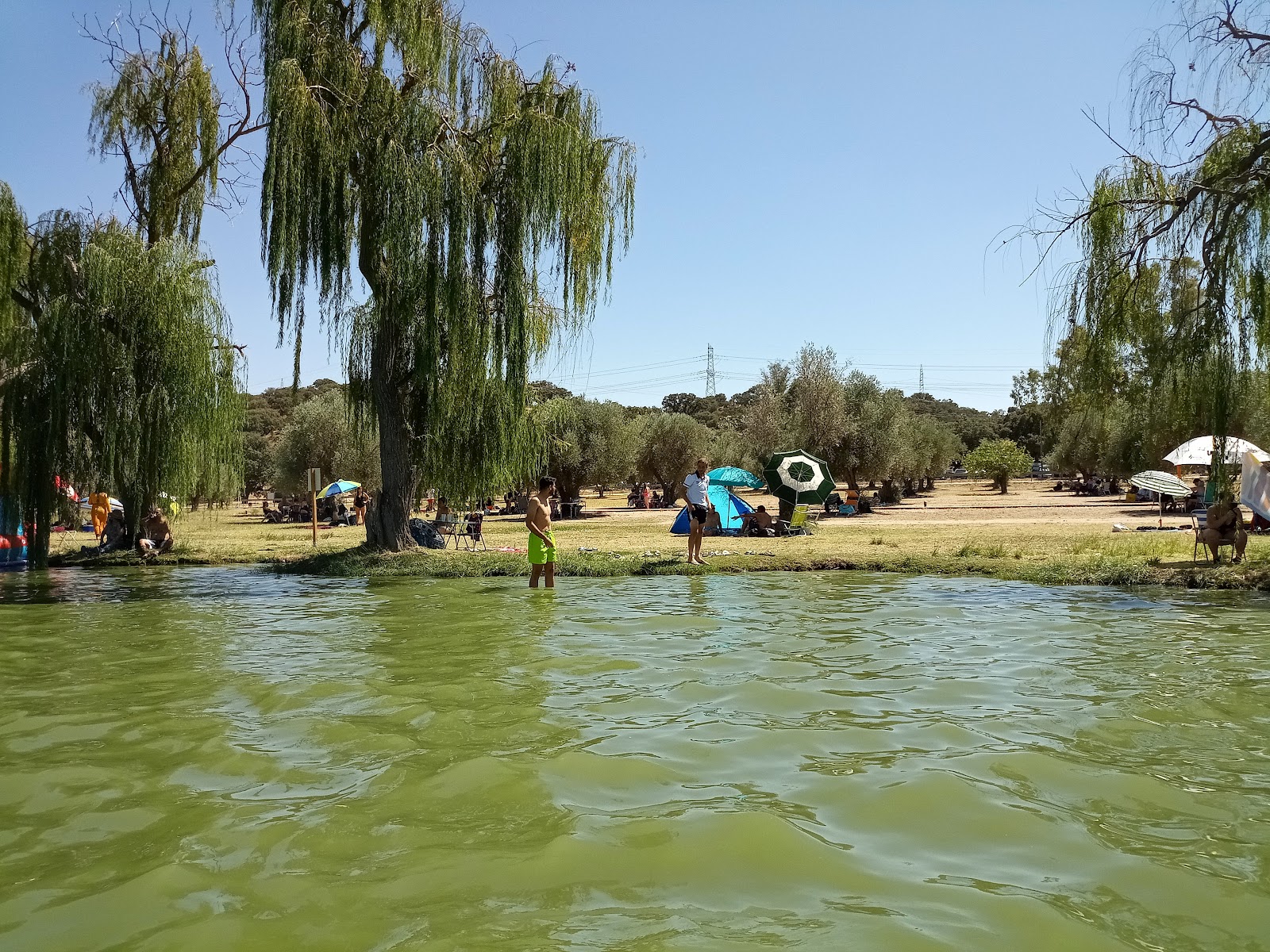 Photo of Zona de bano del embalse de Cazalegas with spacious shore