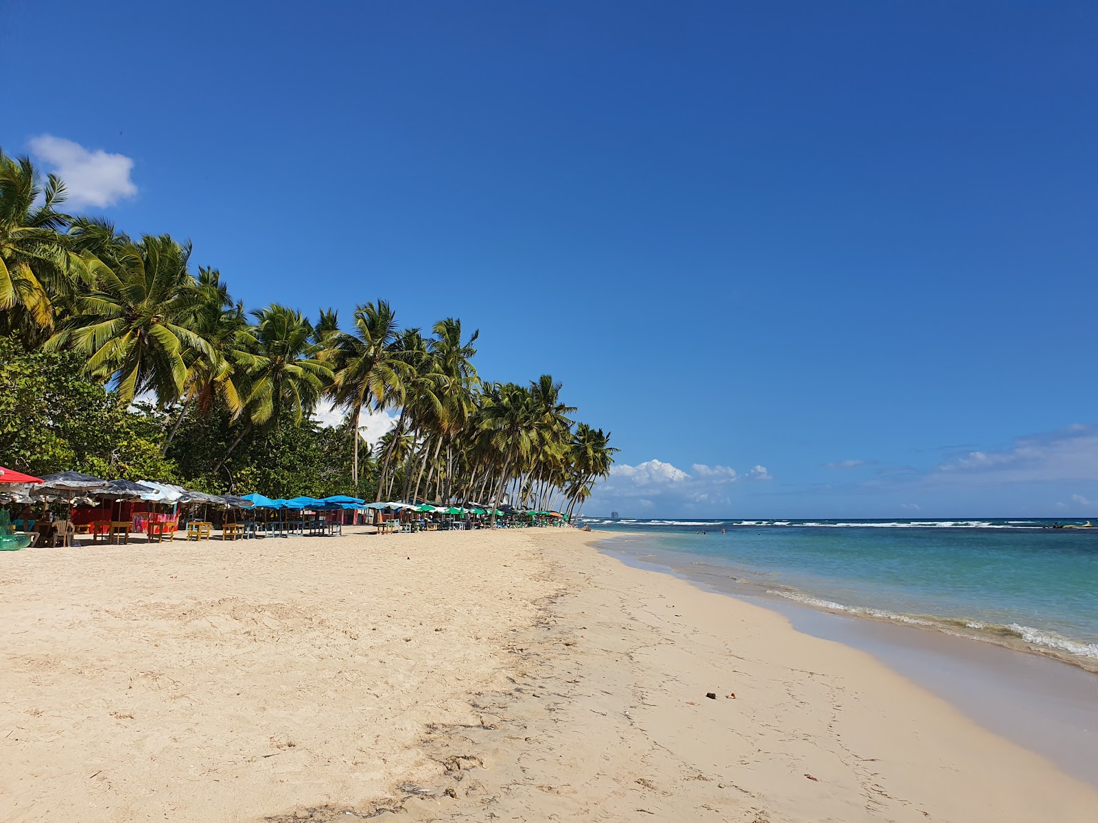 Foto von Guayacanes beach mit heller feiner sand Oberfläche