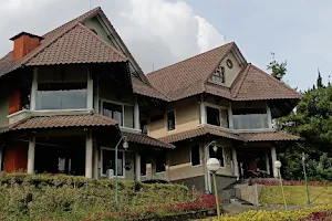 Villa Kembar & Taman Bunga Asri Lembang image