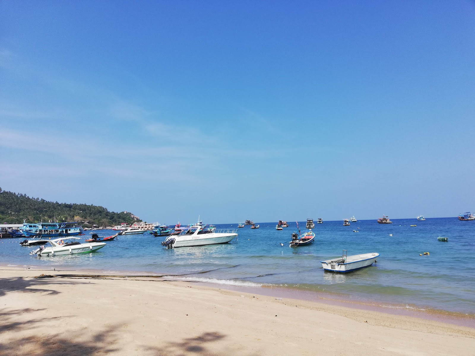 Foto von Mae Haad Beach umgeben von Bergen