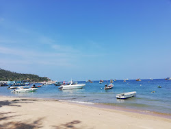 Mae Haad Beach'in fotoğrafı dağlarla çevrili