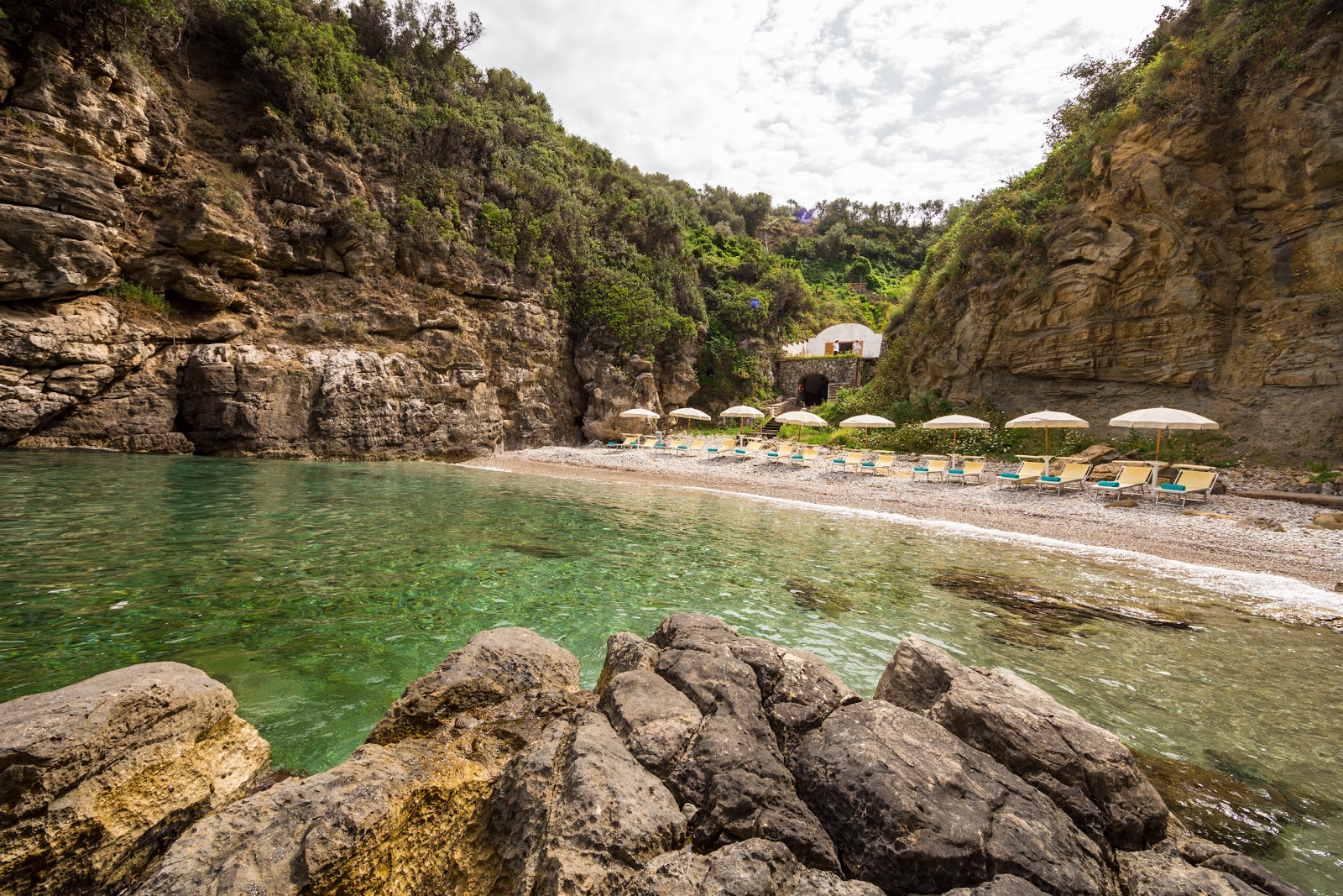 Spiaggia della Pignatella II的照片 带有蓝色的水表面