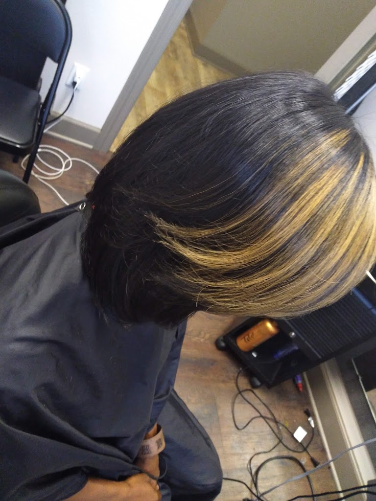 Fameux Hair Studio 27103