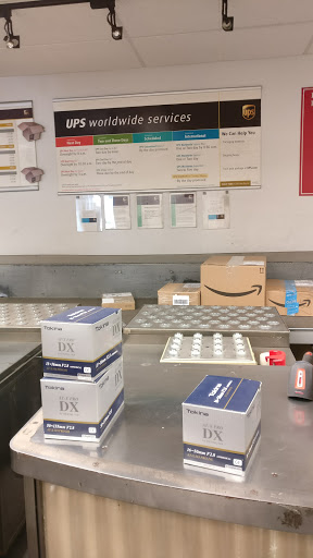 Shipping and Mailing Service «UPS Customer Center», reviews and photos, 1500 S Jefferson St, Chicago, IL 60607, USA