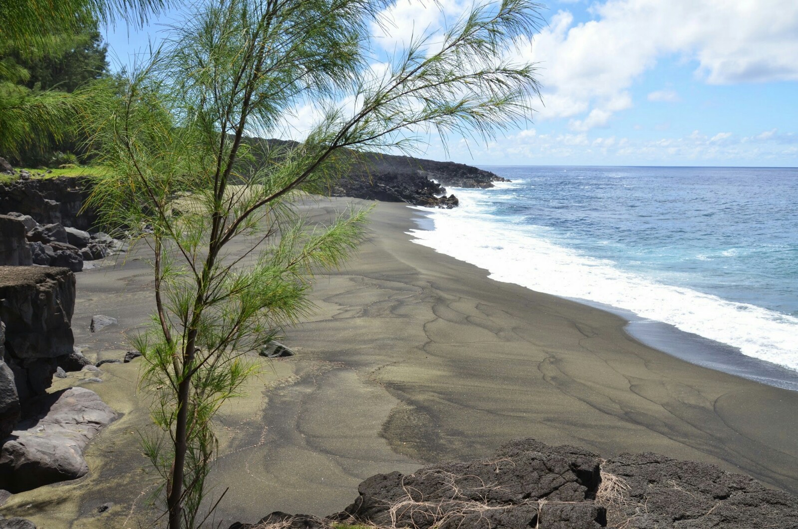 Foto von Green Beach mit türkisfarbenes wasser Oberfläche