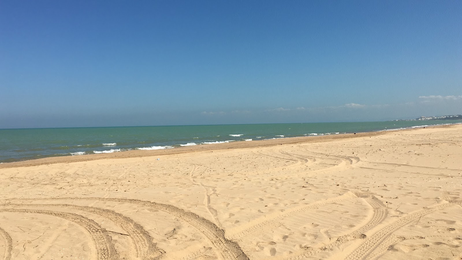 Zdjęcie Raoued plage z powierzchnią jasny, drobny piasek